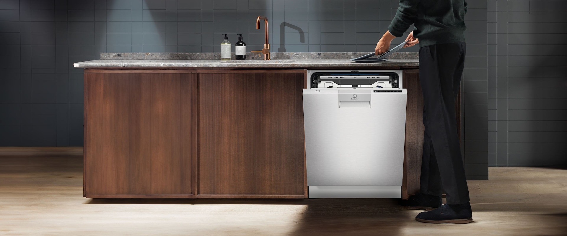 En frittstående oppvaskmaskin fra Electrolux på et moderne kjøkken.